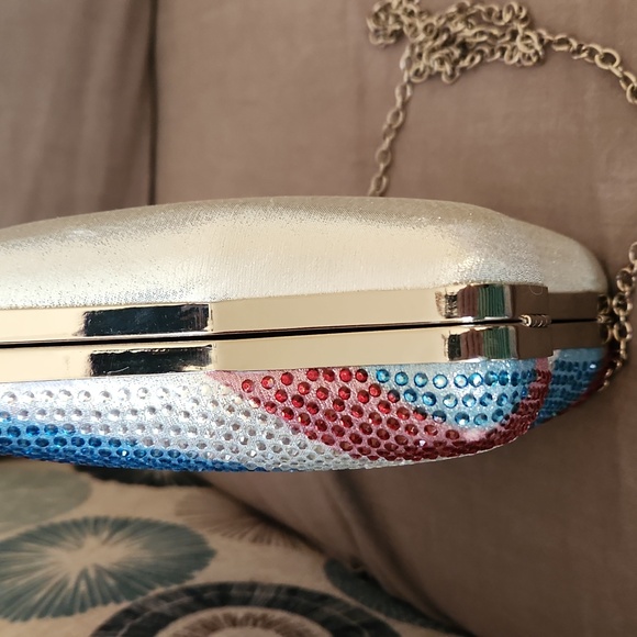 Sparkled star shape red, silver, and blue crossbody bag with chain strap - Picture 12 of 13